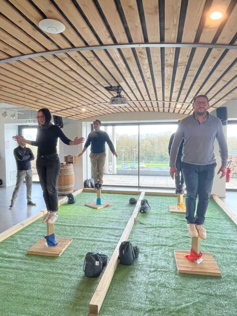 team building indoor hiver Grand Ouest mystère en entreprise, qui est-ce géant